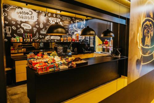 a coffee shop with a counter in a room at Kelman Inn Global Nowa Sól in Nowa Sól