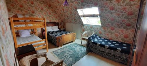 une petite chambre avec deux lits superposés et une fenêtre dans l'établissement Ty Tad, à Plougonvelin