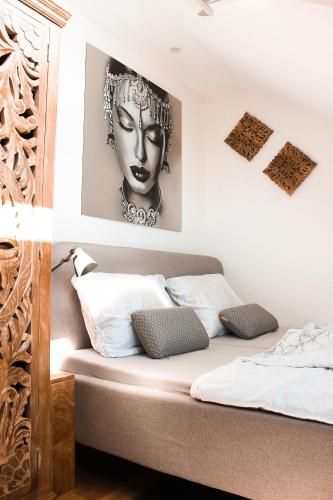 a bed in a room with a head on the wall at Ferienwohnung Gerolstein in Büscheich