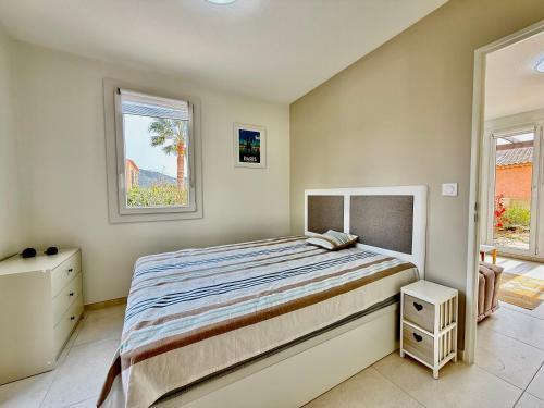 une chambre avec un lit et deux fenêtres dans l'établissement Splendide - Piscine - Plage 500m, à Carqueiranne