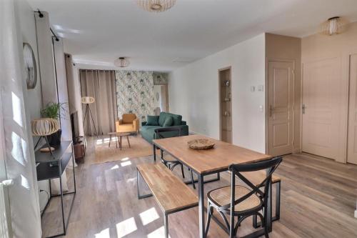 un salon avec une table et des chaises dans l'établissement Chez Nel, à Figeac