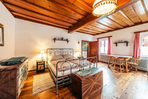a bedroom with a bed and a table in a room at SIEGLGUT in Altaussee