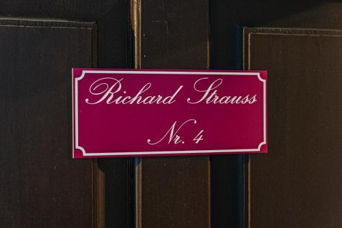 a pink sign on the side of a wooden door at SIEGLGUT in Altaussee