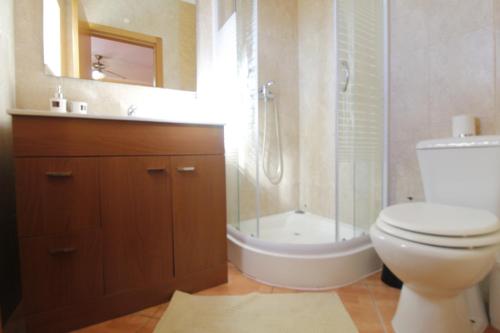 een badkamer met toilet, douche en wastafel bij Moradia Vila Pedra in Alcantarilha