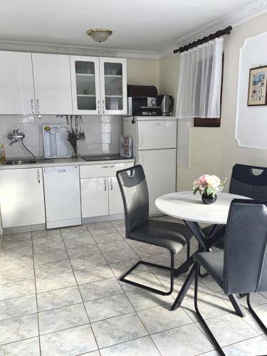 Η κουζίνα ή μικρή κουζίνα στο Apartments and Room Villa Makaj