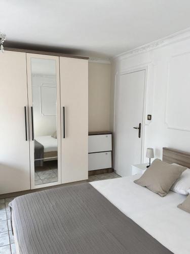Ένα ή περισσότερα κρεβάτια σε δωμάτιο στο Apartments and Room Villa Makaj