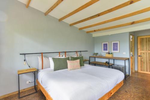 Una cama o camas en una habitación de Hotel La Palma y El Tucán - Café y Naturaleza