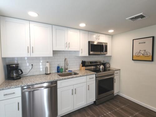 Η κουζίνα ή μικρή κουζίνα στο Uptown Grove AC-1 Block from Casino & Boardwalk!