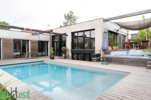 une piscine devant une maison dans l'établissement Architect's house - unique services - 8p, à Nantes