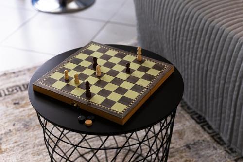 a chess board on a table next to a couch at Hyper Centre Villejuif à côté du M7 proche de Paris in Villejuif