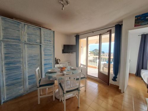 une salle à manger avec une table et un balcon dans l'établissement Charmant T2 avec Terrasse à Saint Aygulf - Idéal pour 3 personnes, à Fréjus