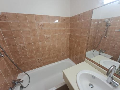 une salle de bain avec un lavabo, une baignoire et des toilettes dans l'établissement Charmant T2 avec Terrasse à Saint Aygulf - Idéal pour 3 personnes, à Fréjus