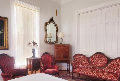 Χώρος καθιστικού στο Historic Luxury Queen Anne Victorian