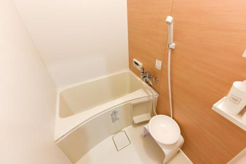 a small bathroom with a tub and a toilet at 子猫の家 103t in Tokyo
