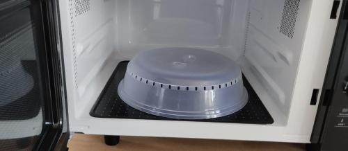 a bowl is sitting in the inside of a microwave at Au fief du château in Airvault