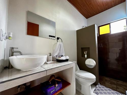Koupelna v ubytování Arenal Cozy Retreat with Pool Villa Tucán