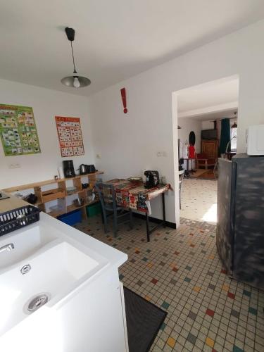 une cuisine avec un évier et un réfrigérateur dans une pièce dans l'établissement Chez Mamo, à Bescat