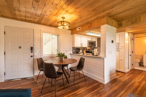 eine Küche und ein Esszimmer mit Tisch und Stühlen in der Unterkunft Serenity Bliss in Gatlinburg
