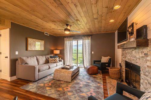 ein Wohnzimmer mit Couch und Kamin in der Unterkunft Serenity Bliss in Gatlinburg