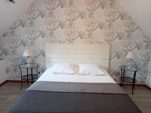 - une chambre avec un lit et 2 tables de chevet dans l'établissement Castel Bihan - Maison de caractère entre mer et campagne, à Cast