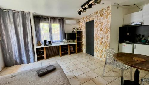 Η κουζίνα ή μικρή κουζίνα στο Cité Paoline Quiet Escape avec Terrasse Parking & Wi-Fi