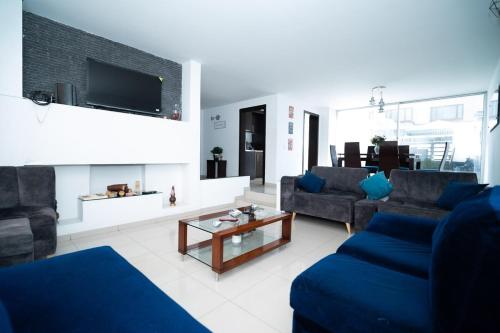 Gallery image of Casa grupos 5 minutes airport in Bogotá