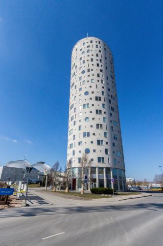 タルトゥにあるSkyline Central Apartment 14th Floorの白い高い通りの前の建物