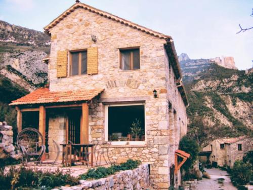 an old stone house in the mountains at Studio idealement situe pour decouvrir le Verdon in Castellane