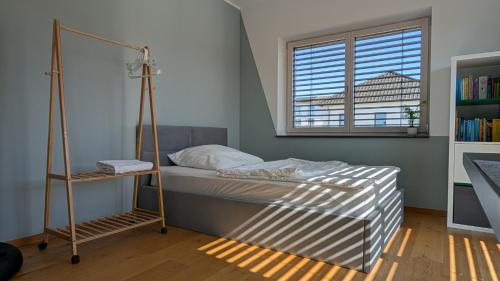 Postel nebo postele na pokoji v ubytování Passivhaus Hannover Messe