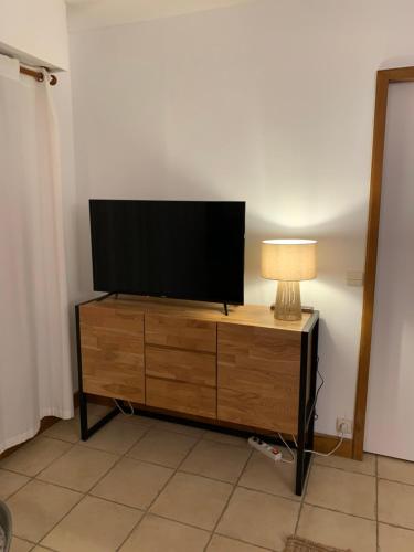 ブロンヴィル・シュル・メールにあるHavre de paixの木製ドレッサー(ランプ付)