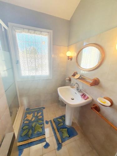 une salle de bain avec un lavabo et un miroir dans l'établissement Maison d'hôtes avec piscine en juillet et août, à Châteauneuf-du-Pape