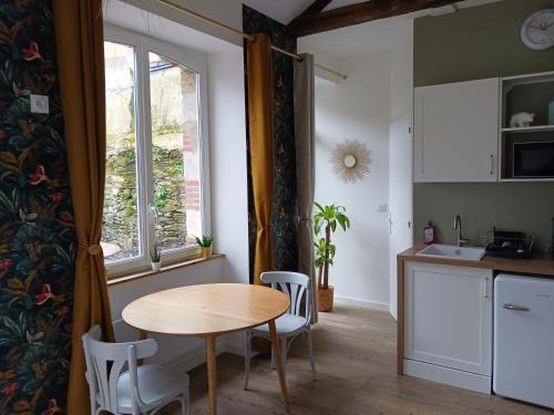 une cuisine et une salle à manger avec une table et des chaises dans l'établissement Logement entier - La laiterie de la Plume, à Nantes
