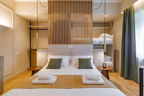 een slaapkamer met een bed en 2 stapelbedden bij Cipro Vatican Luxury Escape in Rome
