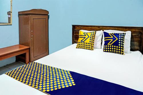 Postel nebo postele na pokoji v ubytování OYO Life 92222 Sahabat Kost Syariah Pacitan