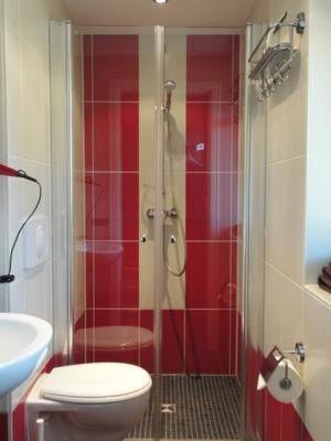 a bathroom with a shower with a toilet and a sink at Ferienhaus In Klein Meckelsen Mit Garten in Klein Meckelsen