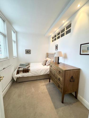 Ένα ή περισσότερα κρεβάτια σε δωμάτιο στο Modern 2 bed with parking in Marlow