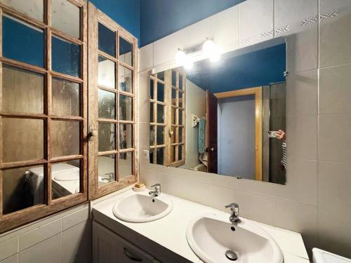 une salle de bain avec deux lavabos et un miroir dans l'établissement Haussmanien 3 chambres Halles de Sete, à Sète