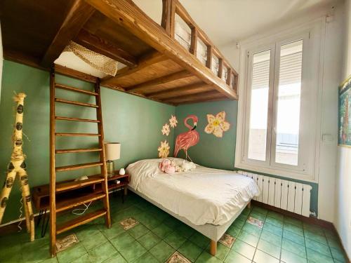 une chambre avec un lit superposé et une échelle dans l'établissement Haussmanien 3 chambres Halles de Sete, à Sète