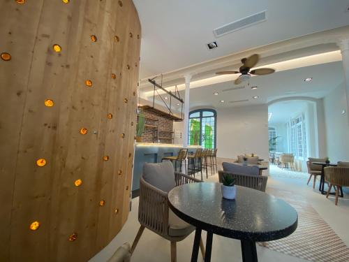 a dining room with a wooden wall and a table at IBSEN Almagro in Almagro