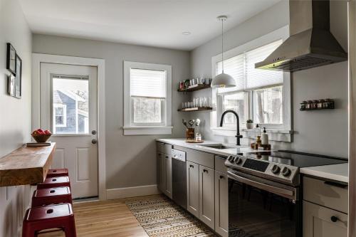 Kuchyň nebo kuchyňský kout v ubytování Perch Cottages #15 - Mountain Views, Sauna, Private Creek Access