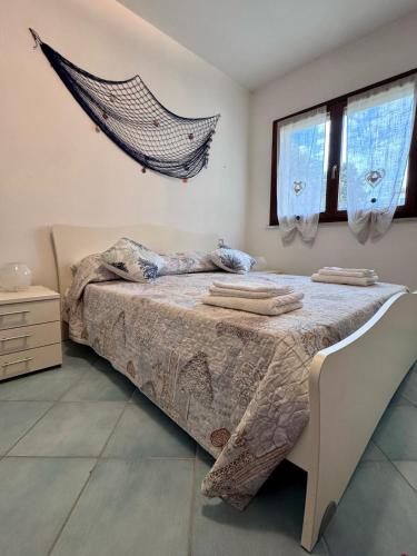 a bedroom with a bed with a net on the wall at La Casa di Viola, appartamento con aria condizionata in Sirolo