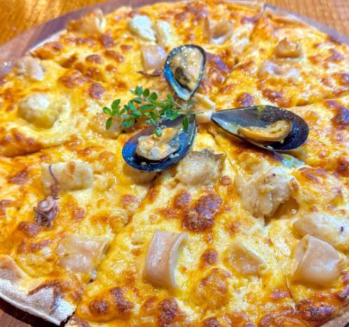 a pizza sitting on top of a table with spoons at Fiddler's Green in Magoebaskloof