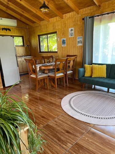 a dining room with a table and chairs at Comodidad y Hermosa Vista Volcán in Melipeuco