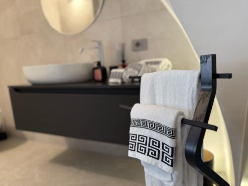 un baño con lavabo y una toalla en una silla en Thangima, en Gallipoli