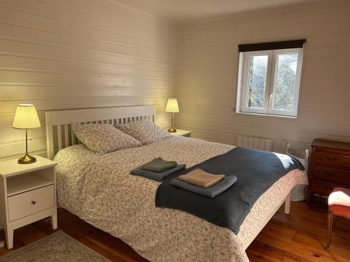une chambre avec un lit avec deux serviettes dessus dans l'établissement Maison de vacances cosy à 5mn de la plage, à Merville-Franceville-Plage