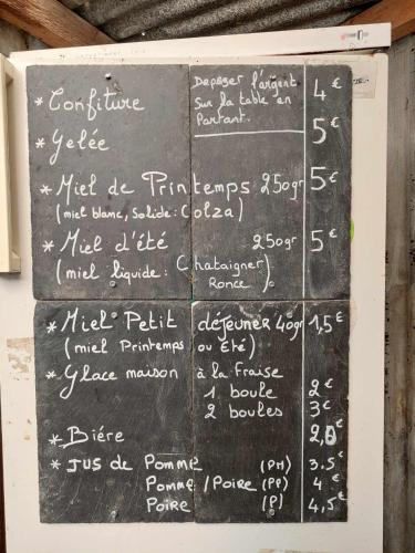 un tableau noir avec chiffres et calculs y afférents dans l'établissement La yourte au cœur de la Normandie, à Boudeville