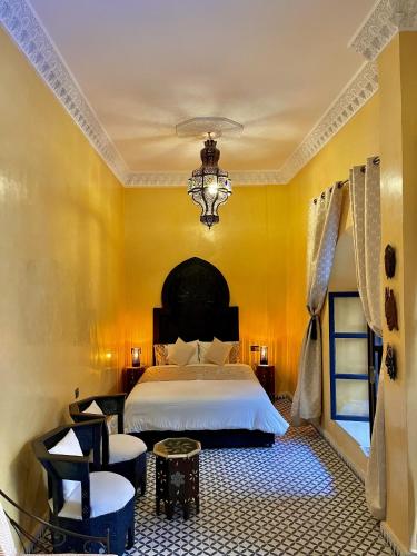 Riad Ta'achchaqa tesisinde bir odada yatak veya yataklar