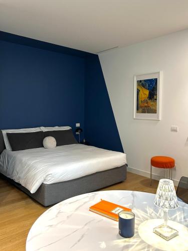 a bedroom with a bed and a blue wall at VoltaOttoSuite - Comfort and elegance in Moscova in Milan