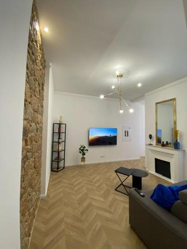 un salon avec un canapé et une cheminée dans l'établissement Grand T2 Cours Napoléon A, à Ajaccio