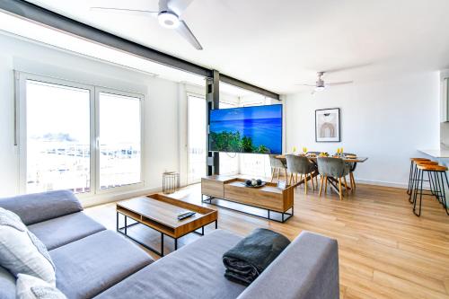 una sala de estar con un sofá y una mesa en Lujoso apartamento con vistas al Mar - by Aloha Palma, en Águilas
